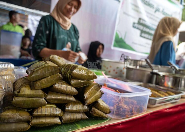 Pedagang makanan khas Burasa menunggui pembeli di Pasar Ramadhan di Palu, Sulawesi Tengah, Selasa (12/3/2024). Burasa adalah salah satu penganan khas yang banyak dijajakan pedagang di bulan Ramadhan, terbuat dari beras putih dicampur santan dan dikukus dalam wadah yang dibungkus dengan daun pisang. bmzIMAGES/Basri Marzuki