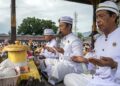 Pinandita memimpin ritual persembahyangan Hari Kuningan di Pura Agung Wana Kertha Jagatnatha di Palu, Sulawesi Tengah, Sabtu (9/3/2024). (bmzIMAGES/Basri Marzuki)