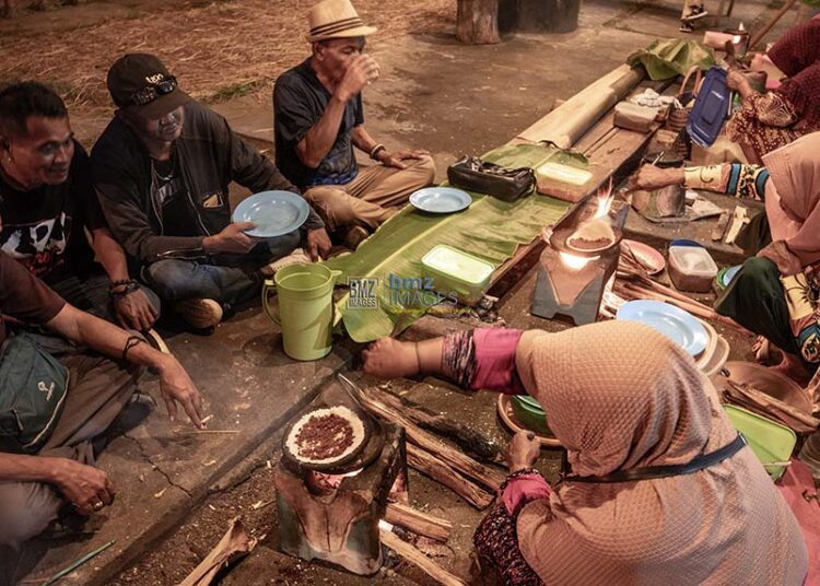 Menikmati sajian makanan khas Dange. (bmzIMAGES/Basri Marzuki)