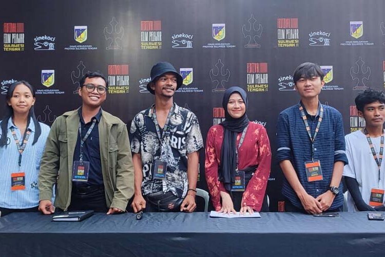 Moh Ifdhal (direktur/kedua kiri), Adi Atmaja (kurator/ketiga kiri)), Vania Qanita Damayanti (manajer/ketiga kanan) festival bersama nominator befoto usai konferensi pers Festival Film Pelajar Sulawesi Tengah di Museum Negeri Sulteng, Rabu (12/6/2024). (bmzIMAGES/bmz)