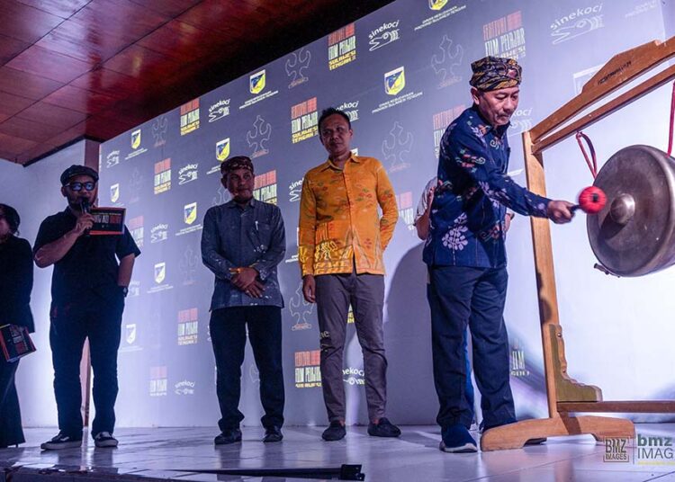 Kepala Dinas Kebudayaan Sulteng Andi Kamal Lembah (kanan) memukul gong menandai pembukaan Festival Film Pelajar Sulawesi Tengah di Palu, Sulawesi Tengah, Rabu (12/6/2024). (bmzIMAGES/bmz)