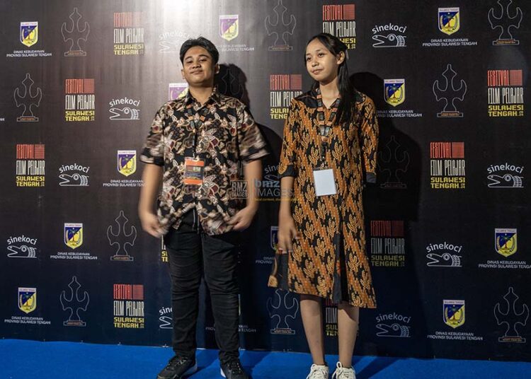 Mohammad Ardiatama Hibrizi (kiri) dan Eoudia Tomina (kanan), keduanya pelajar SMKN 1 Poso Pesisir, Kabupaten Poso berpose di atas karpet biru setelah filmnya dinominasikan pada Festival Film Pelajar Sulawesi Tengah di Palu, Sulawesi Tengah, Rabu (12/6/2024). (bmzIMAGES/bmz)