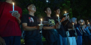 Sejumlah aktivis Koalisi Rakyat Sulteng menyalakan lilin pada aksi seribu lilin bag i para pekerja rumah tangga di Taman Nasional Palu, Rabu (18/9/2024) malam. (bmzIMAGES/Basri Marzuki)