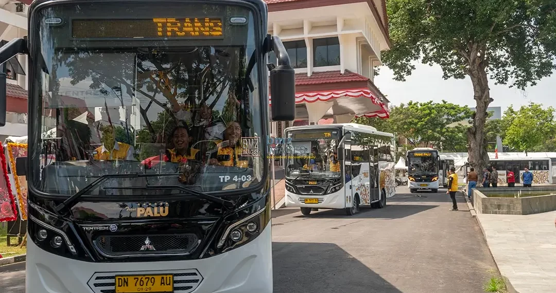 Iring-iringan bus Trans Palu pada peluncurannya di Halaman Kantor Wali Kota Palu, Jumat (20/9/2024). (bmzIMAGES/Basri Marzuki)